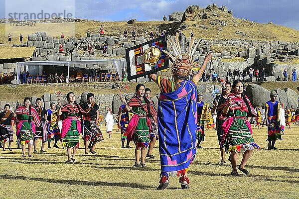 Inti Raymi  Fest der Sonne  Tanzgruppe vor dem Heiligtum  Ruinenanlage der Inka Sacsayhuamán  Cusco  Peru  Südamerika