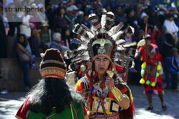 Inti Raymi  Fest der Sonne  Inka Priester mit Federkrone beim Umzug  Cusco  Peru  Südamerika