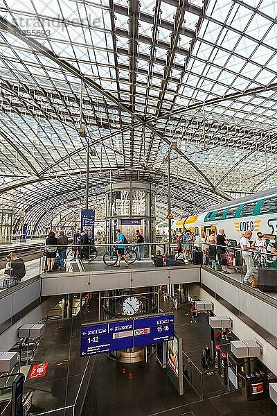 Berlin Hauptbahnhof Hbf Zug Bahn moderne Architektur im Bahnhof in Berlin  Deutschland  Europa