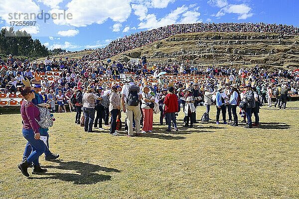Inti Raymi  Fest der Sonne  Zuschauer suchen ihren Platz  Ruinenanlage der Inka Sacsayhuamán  Cusco  Peru  Südamerika