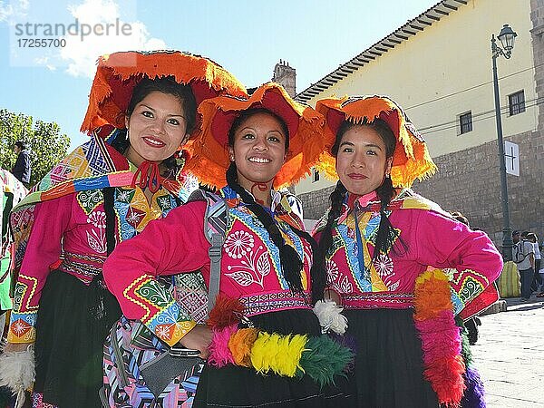 Drei junge indigene Frauen in bunter Tracht in der Altstadt  Cusco  Peru  Südamerika