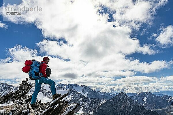 Bergsteiger auf Bergweg mit Ötztaler Alpen und Wolkenhimmel  Sölden  Ötztal  Tirol  Österreich  Europa