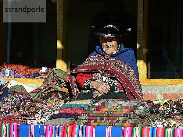Indigene alte Frau in Tracht in einer Kooperative für Souvenir  Chinchero  Region Cusco  Provinz Urubamba  Peru  Südamerika