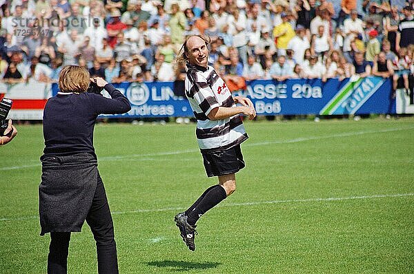 Komiker Otto Waalkes präsentiert einen seiner Gags  anlässlich eines vom Sportverein LSK organisierten Benefiz-Spiels  17. Mai 1998  Lüneburg  Niedersachsen  Deutschland  Europa