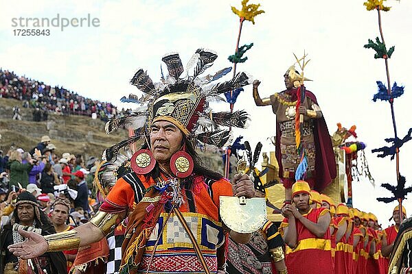 Inti Raymi  Fest der Sonne  Priester mit Federkrone  Ruinenanlage der Inka Sacsayhuamán  Cusco  Peru  Südamerika