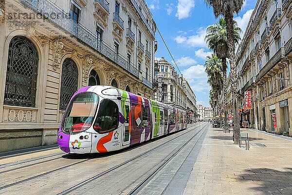 Alstom Citadis Straßenbahn Tram Tramway de Montpellier ÖPNV öffentlicher Nahverkehr in der Rue de Maguelone in Montpellier  Frankreich  Europa