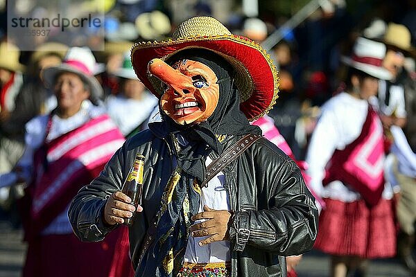 Maske enes Mannes mit Bierflasche beim Umzug am Vortag von Inti Raymi  Fest der Sonne