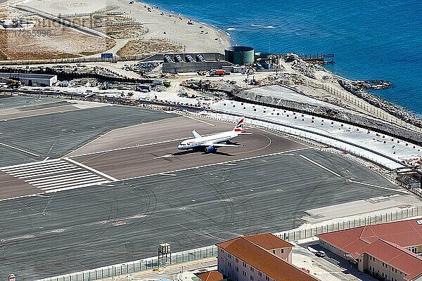 Ein Airbus A320 der British Airways mit dem Kennzeichen G-EUUX auf dem Flughafen Gibraltar