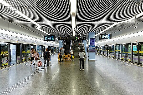 U-Bahnhof U-Bahn Shanghai Hongqiao Railway Station Schanghai MRT Metro in Schanghai  China  Asien
