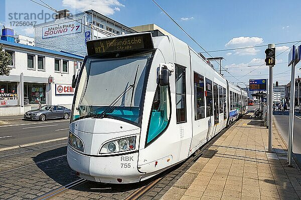 RegioTram Straßenbahn Tram Bahn Nahverkehr an der Haltestelle Am Stern in Kassel  Deutschland  Europa