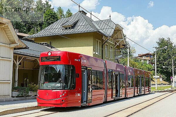Stubaitalbahn Innsbruck Straßenbahn Bombardier Tram Bahn Nahverkehr an der Haltestelle Fulpmes  Österreich  Europa