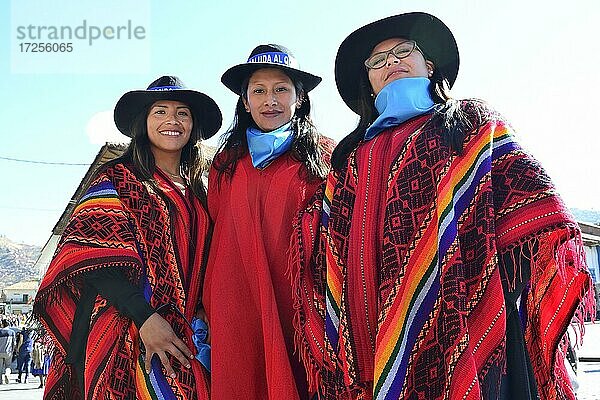 Drei junge indigene Frauen in Ponchos  Cusco  Peru  Südamerika