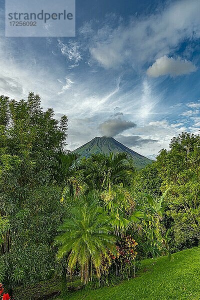 Blick auf den aktiven Vulkan im Vulkan Arenal La Fortuna  Mittelamerika  Costa Rica  Mittelamerika