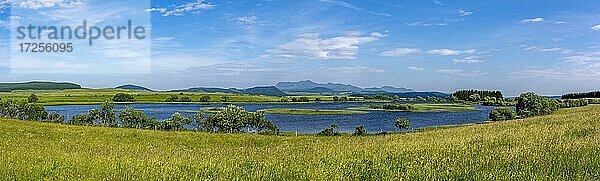 Lac des Bordes  bei Brion  Region Cezallier  Departement Puy de Dome  Auvergne Rhone Alpes  Frankreich  Europa