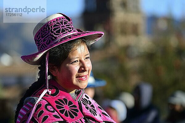 Portrait einer indigenen Frau in Tracht beim Umzug am Vortag von Inti Raymi  Fest der Sonne