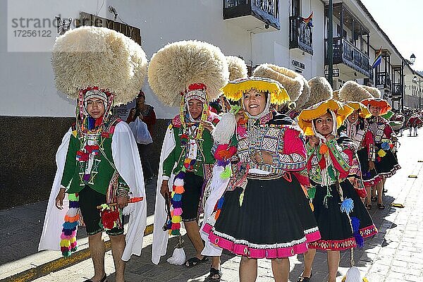Indigene Tanzgruppe in bunter Tracht in der Altstadt  Cusco  Peru  Südamerika