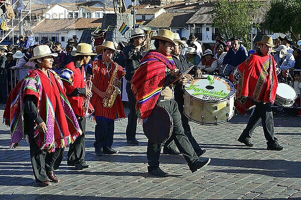 Musilkapelle beim Umzug am Vortag von Inti Raymi  Fest der Sonne