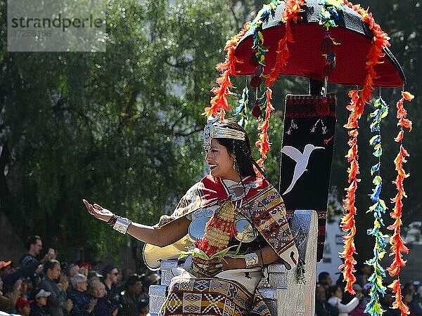Inti Raymi  Fest der Sonne  Inka Herrscherin in der Sänfte beim Umzug  Cusco  Peru  Südamerika