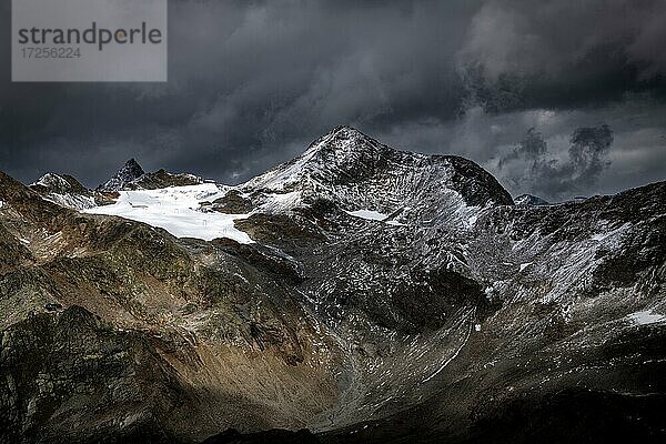 Ötztaler Berge mit dramatischem Himmel  Sölden  Ötztal  Tirol  Österreich  Europa