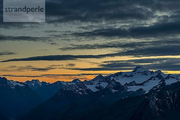 Sonnenuntergang über Gipfel der Ötztaler Wildspitze  Sölden  Ötztal  Tirol  Österreich  Europa