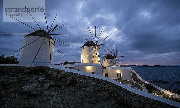 Weißes kykladisches Haus mit Windmühlen  bei Abenddämmerung  Mykonos  Kykladen  Ägäis  Griechenland  Europa