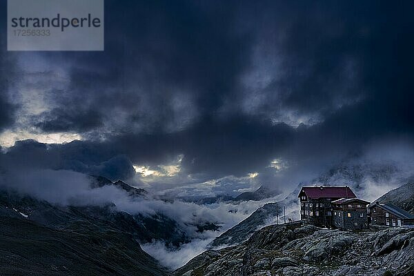 Siegerlandhütte zur blauen Stunde mit dramatischem Wolkenhimmel  Sölden  Ötztal  Tirol  Österreich  Europa