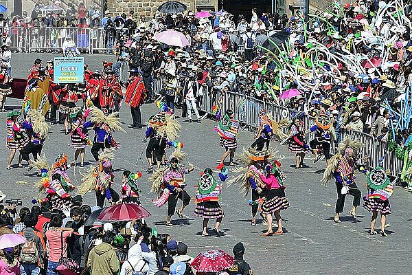 Plaza de Armas mit indigener Tanzgruppe bei einem Umzug  Cusco  Peru  Südamerika