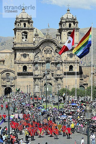 Plaza de Armas mit Kathedrale Catedral Basílica de la Virgen de la Asunción bei einem Umzug  Cusco  Peru  Südamerika