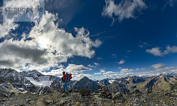 Bergsteiger auf Bergrücken und Wolkenhimmel mit Ötztaler Alpen  Sölden  Ötztal  Tirol  Österreich  Europa