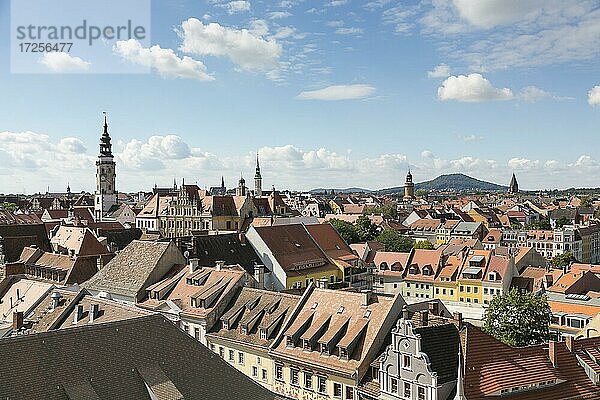 Ausblick von der Kirche St. Peter und Paul auf die Altstadt mit Rathausturm und Hausberg Landeskrone  Görlitz  Sachsen  Deutschland  Europa