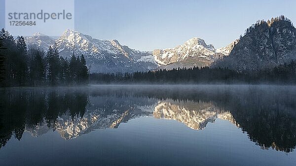 Almsee mit Spiegelung  Nebelstimmung  Totes Gebirge  Grünau  Almtal  Salzkammergut  Oberösterreich  Österreich  Europa