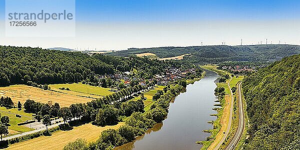 Blick vom Skywalk auf die Weser Richtung Herstelle und Würgassen  Beverungen  Höxter  Ostwestfalen  Weserbergland  Nordrhein-Westfalen  Deutschland  Europa