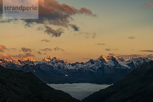 Ötztaler Berge bei Sonnenaufgang und Nebel über Talkessel von Sölden  Sölden  Ötztal  Tirol  Österreich  Europa