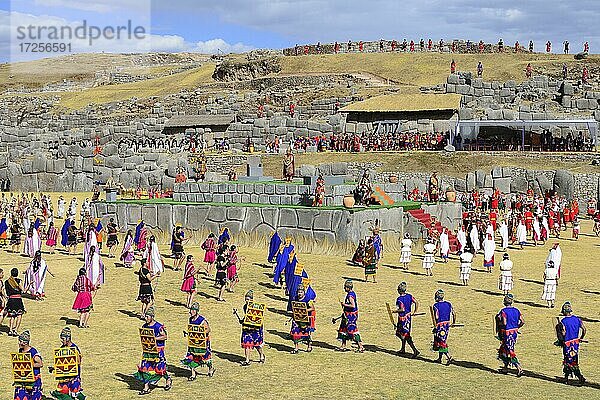 Inti Raymi  Fest der Sonne  Zeremonie auf dem Heiligtum  Überblick  Ruinenanlage der Inka Sacsayhuamán  Cusco  Peru  Südamerika