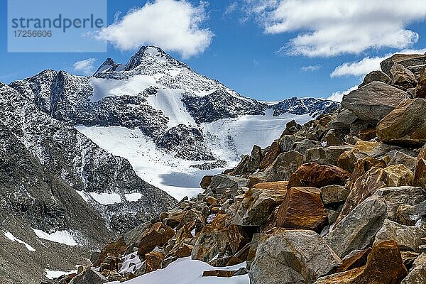 Gipfel des Zuckerhütel mit Wolkenhimmel  Sölden  Ötztal  Tirol  Österreich  Europa