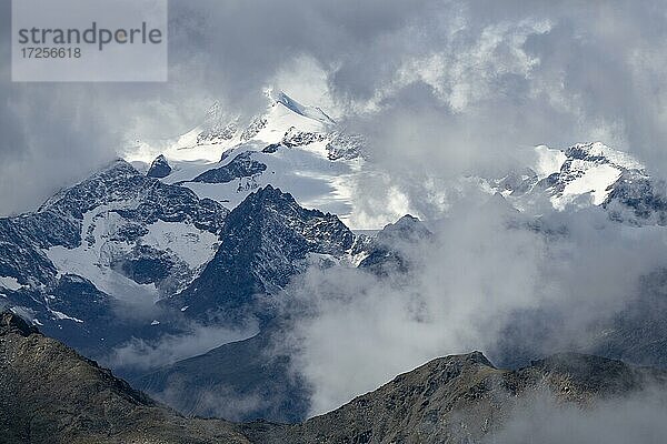 Ötztaler Berge mit Wolken Himmel  Sölden  Ötztal  Tirol  Österreich  Europa