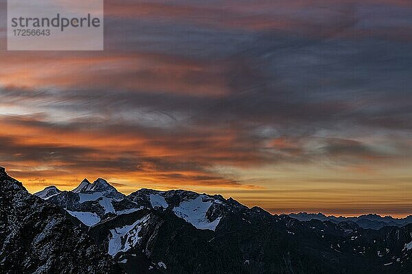 Sonnenaufgang über Gipfel des Zuckerhütel  Sölden  Ötztal  Tirol  Österreich  Europa