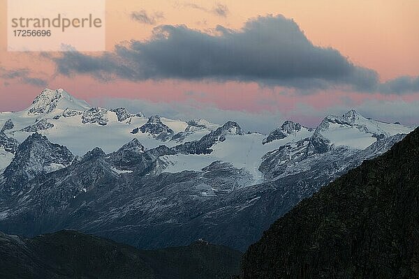 Sonnenaufgang über Gipfel der Ötztaler Wildspitze  Sölden  Ötztal  Tirol  Österreich  Europa