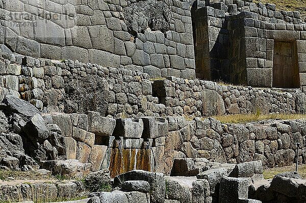 Quelle in der Tempelanlage des Wasserheiligtums der Inka  Tambomachay  Region Cusco  Provinz Urubamba  Peru  Südamerika