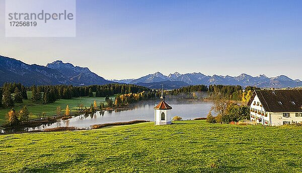 Kapelle  Hegratsrieder See  hinten Tannheimer Berge  bei Halblech  Allgäu  Bayern  Deutschland  Europa