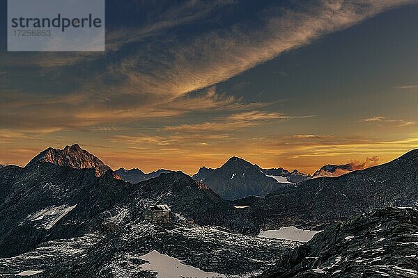 Sonnenaufgang über Hochstubai Hütte  Sölden  Ötztal  Tirol  Österreich  Europa