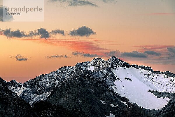 Sonnenaufgang über Ötztaler Alpen  Sölden  Ötztal  Tirol  Österreich  Europa