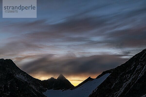Berggrat bei Sonnenaufgang mit dramatischen Wolken  Sölden  Ötztal  Tirol  Österreich  Europa