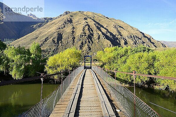 Hängebrücke über den Rio Urubamba  Valle Sagrada  Provinz Urubamba  Peru  Südamerika