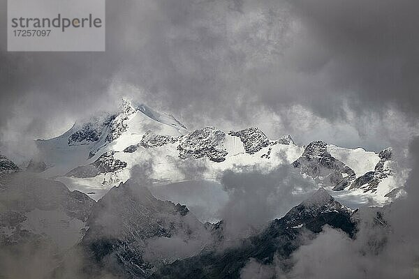 Ötztaler Berge mit Wolken Himmel  Sölden  Ötztal  Tirol  Österreich  Europa