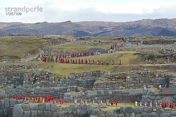 Inti Raymi  Fest der Sonne  Festgelände Überblick  Ruinenanlage der Inka Sacsayhuamán  Cusco  Peru  Südamerika