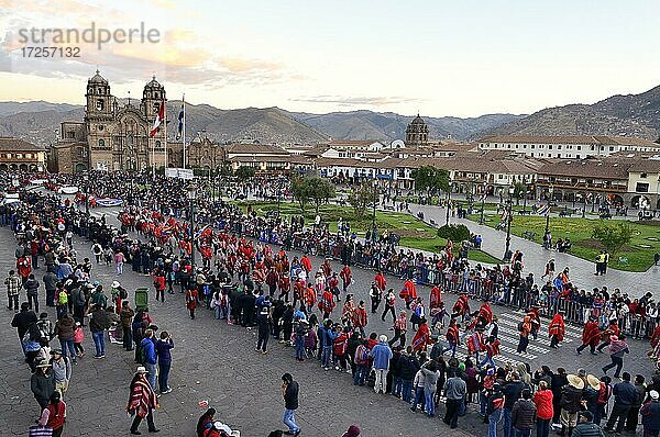 Umzug um die Plazade Armas am Vortag von Inti Raymi  Fest der Sonne