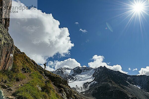 Bergsteiger im Gegenlicht und Wolkenhimmel mit Ötztaler Alpen Sölden  Ötztal  Tirol  Österreich  Europa