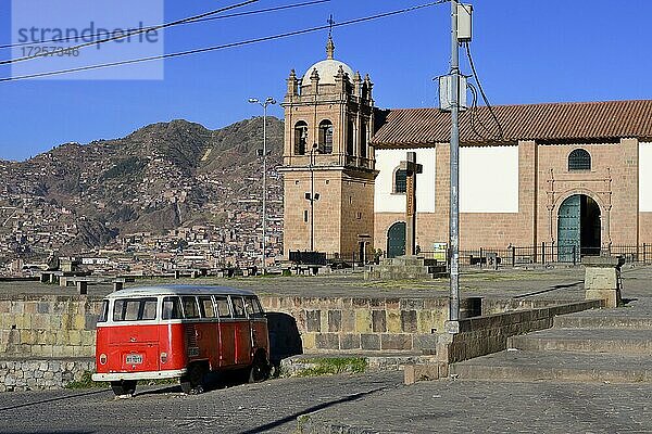Alter VW Bus vor der Kirche Sán Cristobal  Cusco  Peru  Südamerika