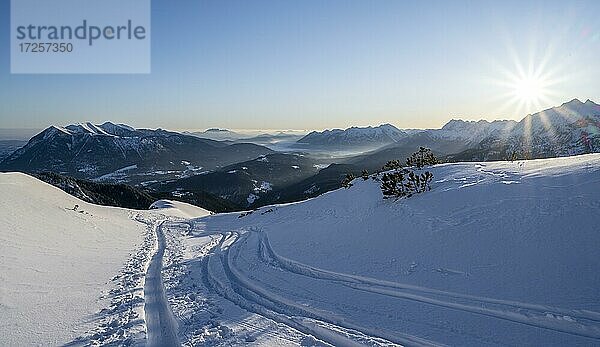 Skitour  Weg zur Alpspitze  Wettersteingebirge  Schnee im Winter  Garmisch-Partenkirchen  Bayern  Deutschland  Europa